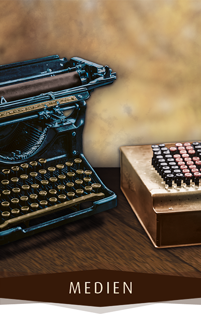 Enigma Codiermaschine und alte Schreibmaschine auf Schreibtisch und dem Wort 'Medien' als Bildunterschrift